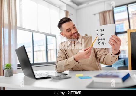 professeur de mathématiques masculin ayant cours en ligne à la maison Banque D'Images
