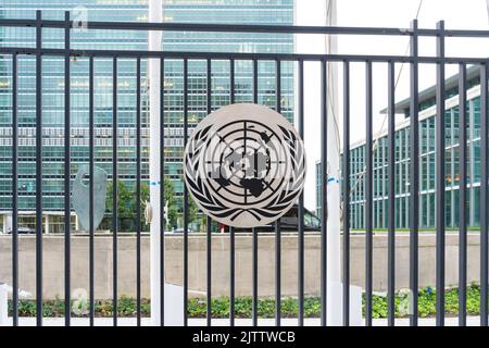 New York, NY, Etats-Unis - 22 août 2022 : logo des Nations Unies sur la clôture à l'extérieur de son siège à New York, NY, Etats-Unis. T Banque D'Images