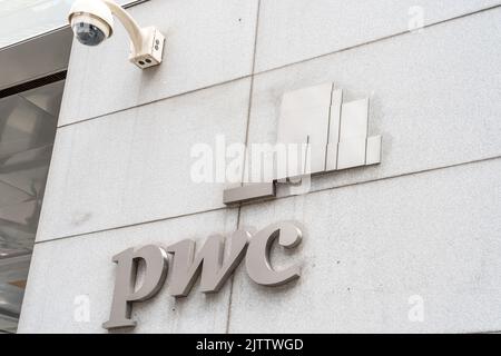 New York, Etats-Unis - 22 août 2022 : logo PricewaterhouseCoopers (PwC) sur son immeuble de bureaux situé dans le centre de Manhattan, New York. Banque D'Images