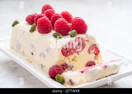 semi-freddo à la framboise et aux pistaches Banque D'Images