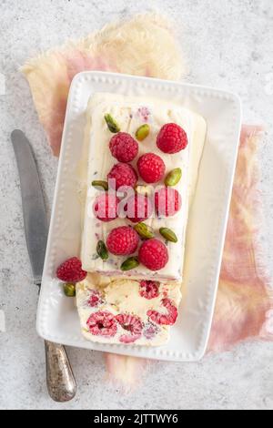 semi-freddo à la framboise et aux pistaches Banque D'Images