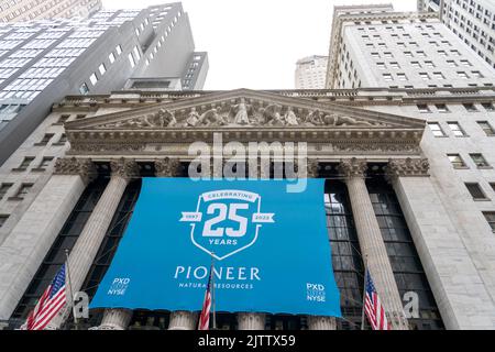 New York, NY, USA - 17 août 2022: Une bannière pour Pioneer Natural Resources Co à la Bourse de New York. Banque D'Images