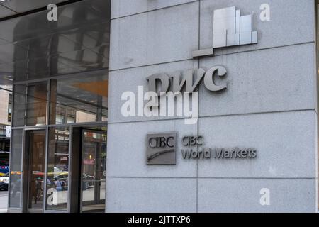 New York, États-Unis - 18 août 2022 : logos de PricewaterhouseCoopers (PwC) et marchés mondiaux CIBC sur l'immeuble de bureaux de New York Banque D'Images