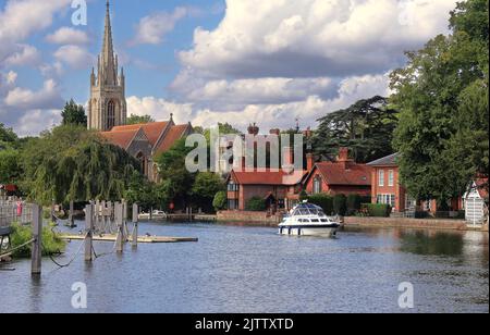 La Tamise à Marlow avec pont et église Banque D'Images