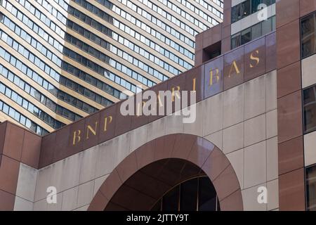 New York, NY, Etats-Unis - 20 août 2022 : succursale de la banque BNP Paribas sur 7th Ave. À New York, NY, Etats-Unis. Banque D'Images