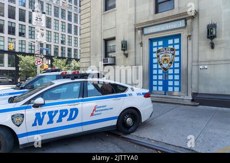 New York City, NY, USA - 20 août 2022 : deux voitures de police au 1st Precinct police Station à New York, USA Banque D'Images