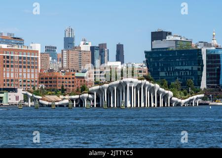 New York, Etats-Unis - 20 août 2022: Little Island - Parc flottant à New York, Etats-Unis. Little Island est un parc public et un espace de représentation avec Banque D'Images