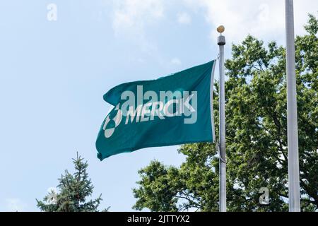 Kenilworth, New Jersey, Etats-Unis - 23 août 2022 : le drapeau Merck est vu à son siège social à Kenilworth, New Jersey, 23 août 2022. Banque D'Images