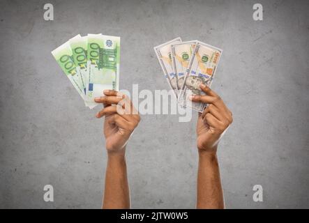 gros plan de mains tenant de l'argent sur gris Banque D'Images