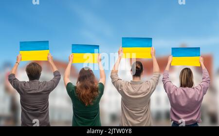 les personnes qui détiennent des drapeaux de l'ukraine sur la démonstration Banque D'Images