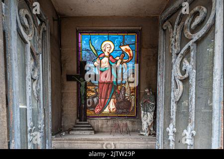 Vue à l'intérieur de la crypte funéraire située dans le cimetière de Passy. Paris, France. 05/2009 Banque D'Images