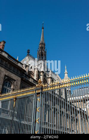 Détail de la clôture ornée à l'extérieur de Sainte-Chapelle. Paris, France. Banque D'Images