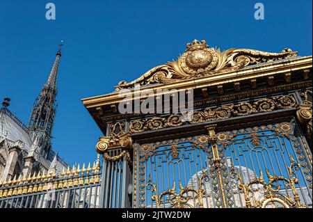 Détail de la clôture ornée à l'extérieur de Sainte-Chapelle. Paris, France. Banque D'Images