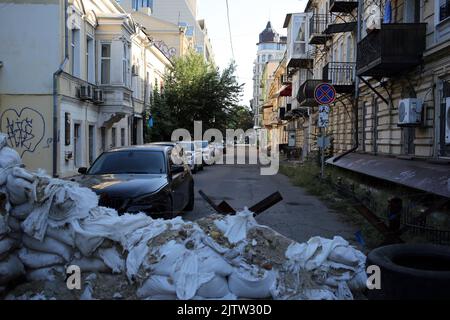 Des sacs de sable, des barbelés et des hérissons antichars sont vus dans la rue. Depuis le début de la guerre à grande échelle de la Fédération de Russie contre l'Ukraine, le centre historique d'Odessa a été bloqué à des fins militaires par des barricades faites de sacs de sable. Après un demi-an et le manque de succès dans la capture d'Odessa, le centre est de nouveau ouvert au public, et les sacs restent un rappel d'une menace possible. Banque D'Images