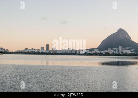 Coucher de soleil sur le lagon Rodrigo de Freitas à Rio de Janeiro. Banque D'Images