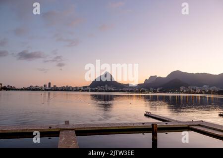 Coucher de soleil sur le lagon Rodrigo de Freitas à Rio de Janeiro. Banque D'Images