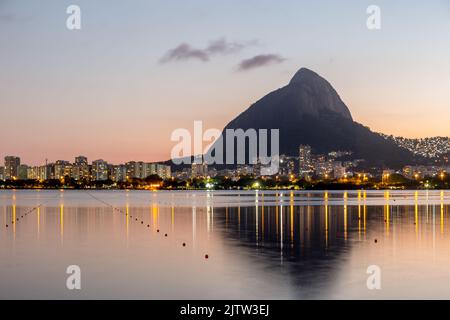 Coucher de soleil sur le lagon Rodrigo de Freitas à Rio de Janeiro. Banque D'Images