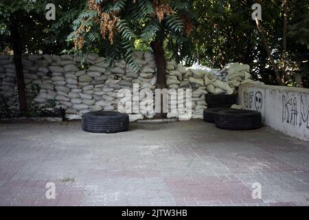 Odessa, Ukraine. 01st septembre 2022. Des sacs de sable, des hérissons antichar et des pneus de voiture sont vus dans la rue. Depuis le début de la guerre à grande échelle de la Fédération de Russie contre l'Ukraine, le centre historique d'Odessa a été bloqué à des fins militaires par des barricades faites de sacs de sable. Après un demi-an et le manque de succès dans la capture d'Odessa, le centre est de nouveau ouvert au public, et les sacs restent un rappel d'une menace possible. (Photo de Viacheslav Onyshchenko/SOPA Images/Sipa USA) crédit: SIPA USA/Alay Live News Banque D'Images