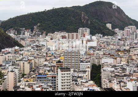 Vue sur le quartier de Copacabana depuis le sommet de l'Agulhinha inhanga à Rio de Janeiro. Banque D'Images