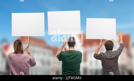 personnes avec des affiches protestant sur la manifestation Banque D'Images