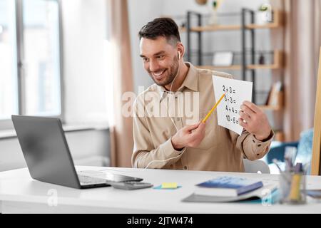 professeur de mathématiques masculin ayant cours en ligne à la maison Banque D'Images