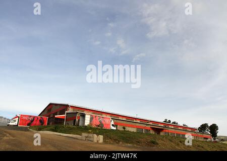 Photo d'un grand entrepôt à faible angle avec des semi-remorques stationnées à l'extérieur Banque D'Images