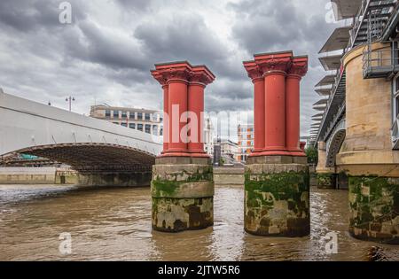 Londres, Angleterre, Royaume-Uni - 6 juillet 2022 : depuis la Tamise. Piliers rouges d'OxBlood protégeant le pont ferroviaire de Blackfriars. Pont de Brother Road à gauche. Tous les Banque D'Images