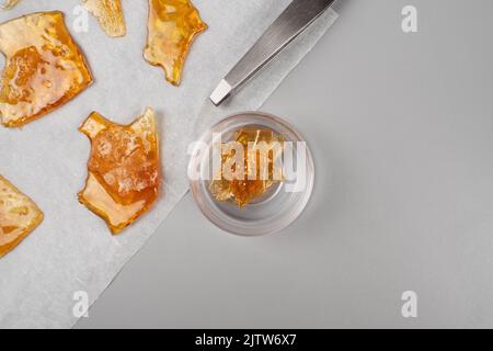 ambre de cannabis doré, concentré de thc résine de marijuana Banque D'Images