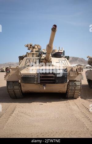 Des soldats américains affectés au 1st Bataillon, 63rd Infantry Regiment, 2nd Armored Brigade combat Team, 1st Infantry Division ont installé plusieurs systèmes intégrés d'interception laser (MILES) sur un char M1 Abrams lors de la rotation d'action décisive 22-09 au Centre national d'entraînement, fort Irwin, Californie, le 3 août 2022. (É.-U. Photo de l'armée par le Cpl. Dominic Acuna, Groupe des opérations, Centre national de formation) Banque D'Images