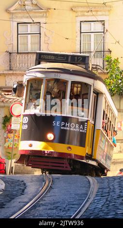 Lisbonne, Portugal. Tram 12 montée jusqu'à Travessa do Açougue dans le quartier de Graça. Banque D'Images