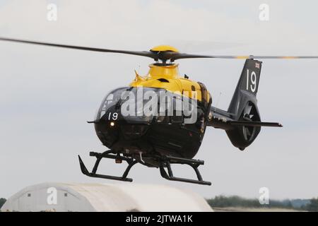 ZM519, un Airbus Helicopters Juno HT1 exploité par 1 Flying Training School, Royal Air Force, arrivant à RAF Fairford à Gloucestershire, en Angleterre, pour participer au Royal International Air Tattoo (RIAT) 2022. Banque D'Images