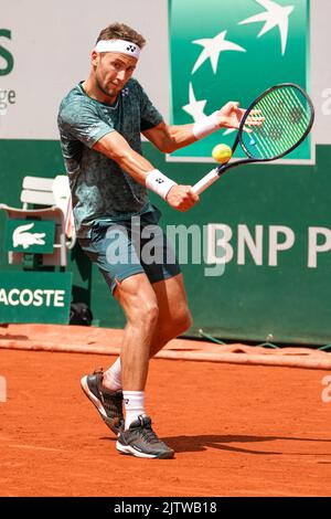 Le joueur de tennis professionnel Casper Ruud de Norvège en action lors de son match de 4 ans contre Hubert Hurkacz de Pologne au 2022 Roland Garros i Banque D'Images