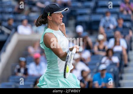 New York, États-Unis. 31st août 2019. IGA Swiatek, de Pologne, revient au ballon lors des championnats américains d'Open contre Sloane Stephens, des États-Unis, au Billie Jean King National tennis Centre de New York sur 1 septembre 2022. Swiatek a gagné en jeux droits. Swiatek a gagné en jeux droits. (Photo de Lev Radin/Sipa USA) crédit: SIPA USA/Alay Live News Banque D'Images