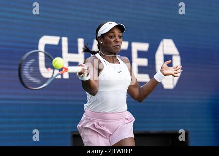 New York, États-Unis. 31st août 2019. Sloane Stephens des États-Unis retourne le ballon lors des championnats américains d'Open contre IGA Swiatek de Pologne au Billie Jean King National tennis Centre de New York sur 1 septembre 2022. Swiatek a gagné en jeux droits. Swiatek a gagné en jeux droits. (Photo de Lev Radin/Sipa USA) crédit: SIPA USA/Alay Live News Banque D'Images