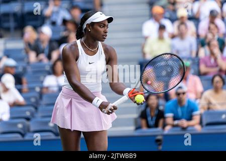 New York, États-Unis. 31st août 2019. Sloane Stephens des États-Unis sert pendant les championnats américains contre IGA Swiatek de Pologne au Billie Jean King National tennis Centre à New York sur 1 septembre 2022. Swiatek a gagné en jeux droits. Swiatek a gagné en jeux droits. (Photo de Lev Radin/Sipa USA) crédit: SIPA USA/Alay Live News Banque D'Images