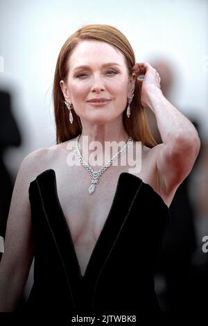 Venise, Italie. 01st septembre 2022. VENISE, ITALIE - SEPTEMBRE 01 : Julianne Moore participe au tapis rouge « Tar » au Festival international du film de Venise 79th sur 01 septembre 2022 à Venise, Italie. Credit: dpa/Alay Live News Banque D'Images