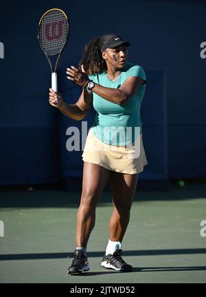 Queens, NY, États-Unis. 01st septembre 2022. **PAS de journaux NY** Serena Williams est vue sur le terrain d'entraînement pendant l'US Open 2022 au Centre national de tennis de l'USTA Billie Jean King sur 1 septembre 2022 à Flushing, dans le Queens. Crédit : Mpi04/Media Punch/Alamy Live News Banque D'Images