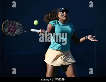 Queens, NY, États-Unis. 01st septembre 2022. **PAS de journaux NY** Serena Williams est vue sur le terrain d'entraînement pendant l'US Open 2022 au Centre national de tennis de l'USTA Billie Jean King sur 1 septembre 2022 à Flushing, dans le Queens. Crédit : Mpi04/Media Punch/Alamy Live News Banque D'Images