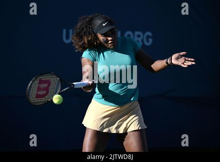 Queens, NY, États-Unis. 01st septembre 2022. **PAS de journaux NY** Serena Williams est vue sur le terrain d'entraînement pendant l'US Open 2022 au Centre national de tennis de l'USTA Billie Jean King sur 1 septembre 2022 à Flushing, dans le Queens. Crédit : Mpi04/Media Punch/Alamy Live News Banque D'Images