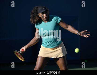 Queens, NY, États-Unis. 01st septembre 2022. **PAS de journaux NY** Serena Williams est vue sur le terrain d'entraînement pendant l'US Open 2022 au Centre national de tennis de l'USTA Billie Jean King sur 1 septembre 2022 à Flushing, dans le Queens. Crédit : Mpi04/Media Punch/Alamy Live News Banque D'Images