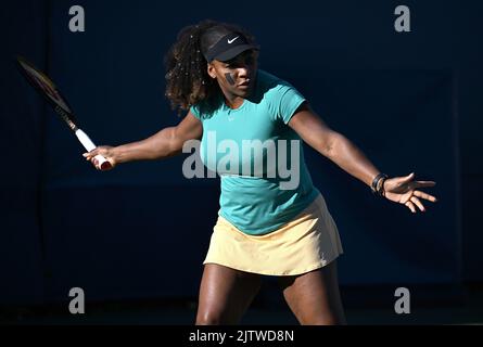 Queens, NY, États-Unis. 01st septembre 2022. **PAS de journaux NY** Serena Williams est vue sur le terrain d'entraînement pendant l'US Open 2022 au Centre national de tennis de l'USTA Billie Jean King sur 1 septembre 2022 à Flushing, dans le Queens. Crédit : Mpi04/Media Punch/Alamy Live News Banque D'Images