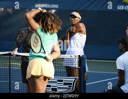 Queens, NY, États-Unis. 01st septembre 2022. **PAS de journaux NY** venus Williams et Serena Williams sont vus sur le court d'entraînement pendant l'US Open 2022 au Centre national de tennis de l'USTA Billie Jean King sur 1 septembre 2022 à Flushing, dans le Queens. Crédit : Mpi04/Media Punch/Alamy Live News Banque D'Images