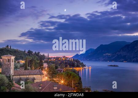 Au-dessus du lac de Garde idyllique à Malcesine à l'aube, alpes italiennes, longue exposition Banque D'Images