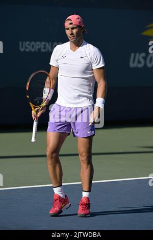 Queens, NY, États-Unis. 01st septembre 2022. **PAS de journaux NY** Rafael Nadal est vu sur le terrain d'entraînement pendant l'US Open 2022 au Centre national de tennis de l'USTA Billie Jean King sur 1 septembre 2022 à Flushing, dans le Queens. Crédit : Mpi04/Media Punch/Alamy Live News Banque D'Images