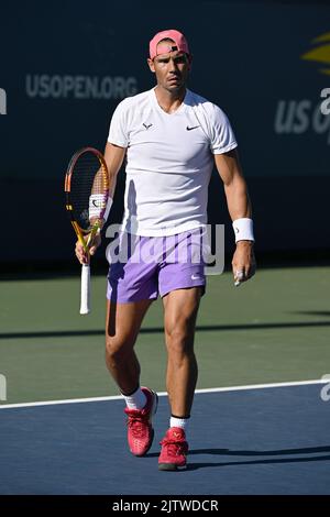 Queens, NY, États-Unis. 01st septembre 2022. **PAS de journaux NY** Rafael Nadal est vu sur le terrain d'entraînement pendant l'US Open 2022 au Centre national de tennis de l'USTA Billie Jean King sur 1 septembre 2022 à Flushing, dans le Queens. Crédit : Mpi04/Media Punch/Alamy Live News Banque D'Images