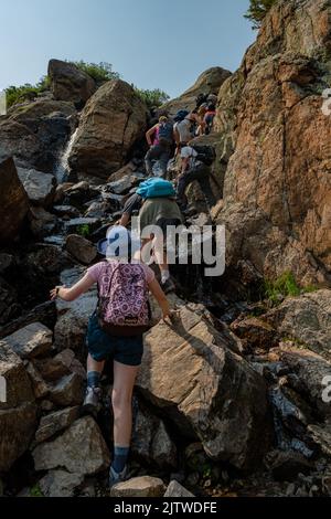 Parc national des montagnes Rocheuses, États-Unis: 12 juillet 2021: Longue ligne de randonneurs Ascending Rocks vers l'étang du ciel Banque D'Images