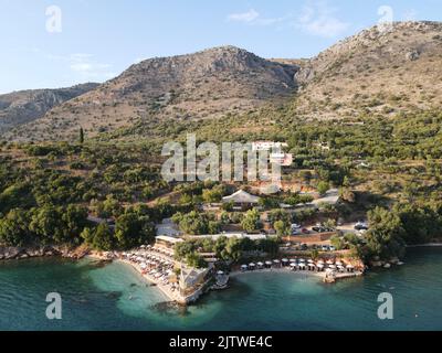 vue aérienne par drone de kokkinos vrachos, roche rouge, eau cristalline tropical plage destination touristique près de la ville d'igoumenitsa à epirus, grèce Banque D'Images