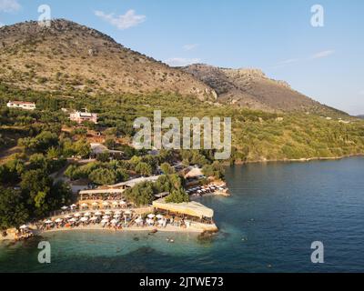 vue aérienne par drone de kokkinos vrachos, roche rouge, eau cristalline tropical plage destination touristique près de la ville d'igoumenitsa à epirus, grèce Banque D'Images