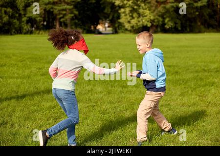 enfants heureux jouant et courant au parc Banque D'Images