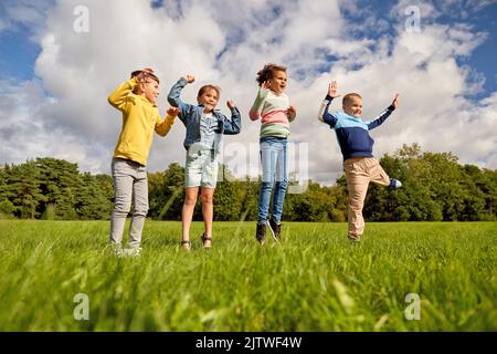 des enfants heureux sautant au parc Banque D'Images